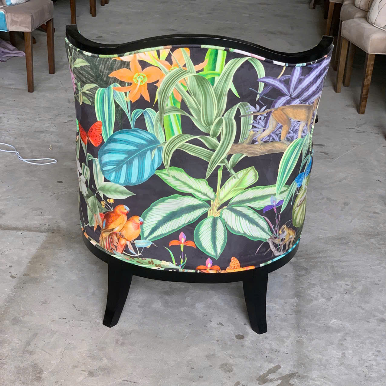 SOFA ĐƠN TÂN CỔ ĐIỂN INDOCHINE BỌC VẢI NHUNG HOA VĂN 3D